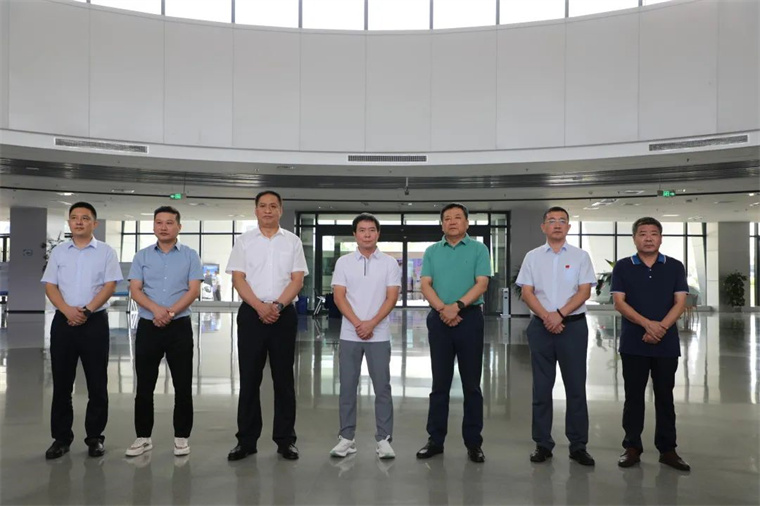 VSPORTS体育官网体育陪同舒华体育来滨考察体育产业发展情况